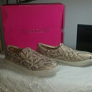 Shoedazzle Cruz Golden Snake Canvas